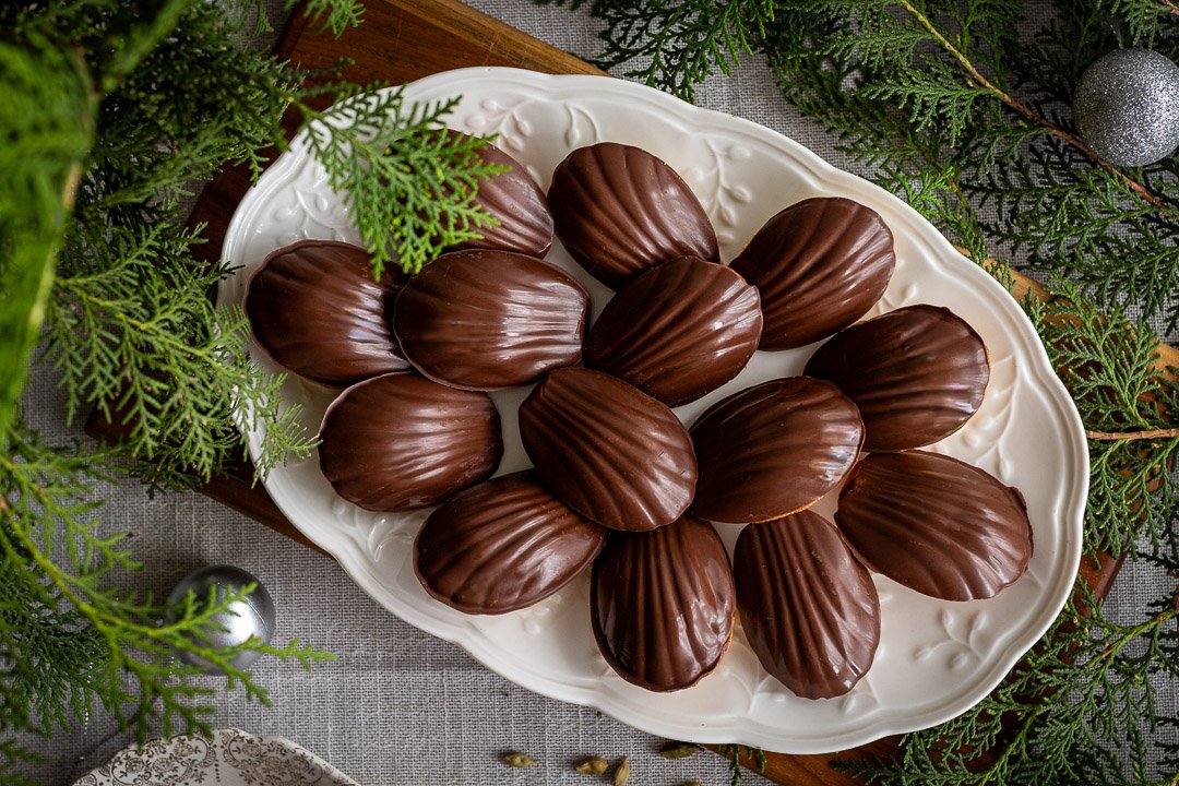 Madeleines de Limão e Cardamomo com Chocolate Meio Amargo